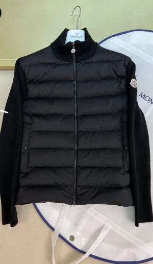 Moncler Cardigan - Moncler Cardigan Storlek- S till xxl Kom dm för pris