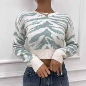 Stickad tröja  - Croppad tröja i ett leopardmönster🐆 använd några gånger, i väldigt bra skick!! OBS sista bilden är lånad 💚 skriv vid frågor