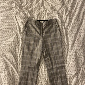 Slacks st 42 - Säljer nu mina helt oanvända slacks från H&M då de var alldeles för korta och jag glömde returnera. St 42 och passar troligtvis någon som är runt 160cm lång. Bara att skriva för fler bilder😊