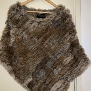 Pälsponcho  - Jag säljer min pälsponcho från Hollies i storlek 0/S i färg brun. Pälsen är äkta och den är används knappt, kan skicka flera bilder i forehand. Priset kan alltid diskuteras. 