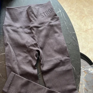 Stronger träningstights  - HELT NYA stronger tights med lapp kvar. Ribbade i färgen nine iron.  Storlek xs