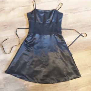 Svart klänning - Klänning i storlek 40,passar M🥺