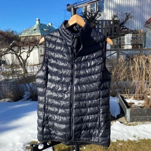 Väst - Everest vest. storlek S/M. Säljer då jag köpt en ny. Bra skick då den inte är använd så mycket.