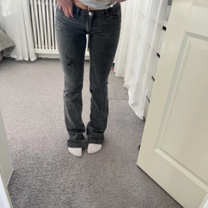 Lågmidjade jeans  - Säljer min snygga lågmidjade jeans då jag råka köpa dubbla💓 dom är ifrån shein☀️ skriv vid mer frågor och intresse 