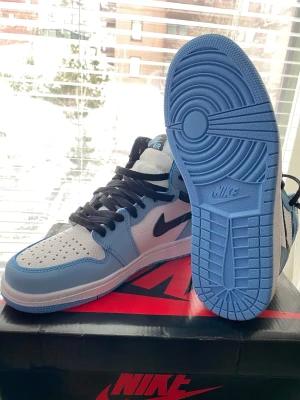 Air Jordan 1 retro high blue black - Hej säljer den här fina skor eftersom den inte har kommit till användning pga storleken den var lite för stor så bestämmde mig att sälja den istället ohh landless köpa en ny, skorna fick jag I present dom är helt nya i storlek 39.