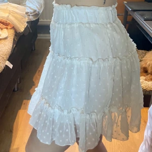 Kjol - Jättefin sommarkjol med volanger och fina detaljer använd endast en gång 🤍