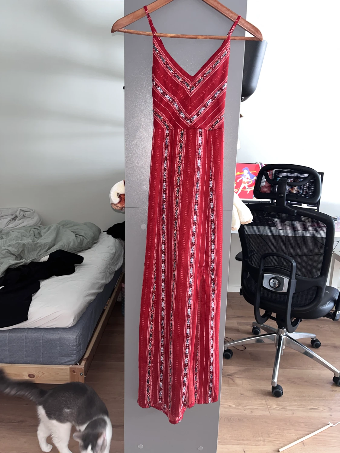 lång röd klänning med detaljer i ryggen