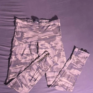 Camo tights - Camo tights/ leggings med dragkedje detalj vid foten Väl andvända 