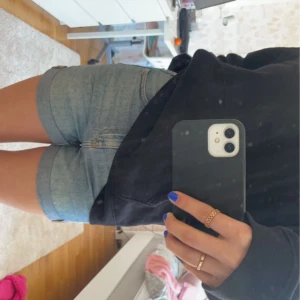 Jeansshorts  - Säljer dessa blåa jeansshorts från H&M divided! De är använda några gånger förra sommaren men är i ändå nyskick!