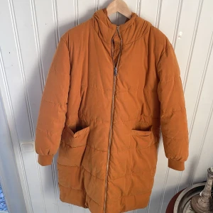 JDY Lång dunjacka - JDY lång dunjacka i mattare material, knappt använd, nyskick