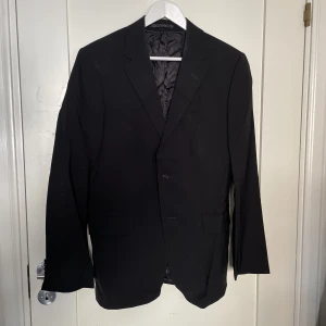 Svart kavaj - Svart kavaj från märket Sand. Saknas en knapp i fram. Tillhörde tidigare min mor och sedan mig, och nu kanske även dig? Väldigt fint skick trots alla år den har på nacken!