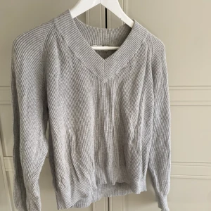 Stickad tröja - Stickad v-ringad tröja från Carin Wester🤍