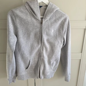 Ralph Lauren hoodie  - Huvtröja från Ralph lauren i fint skick som är för liten för mig. Barnstorlek xl/16år men skulle säga att den passar som en 32/34💕