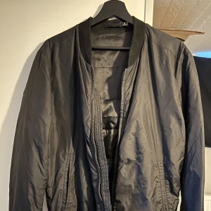 BLK DNM Jacka - Supersnygg bomberjacka från BLK DNM i storlek M, perfekt vårjacka!