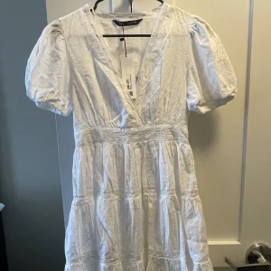 VIT KLÄNNING - Så fin vit klänning från zara som aldrig kommit till användning! Köpt för 500kr 🥰 Perfekt tills student
