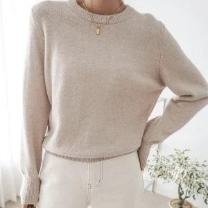 Stickad tröja - Säjer denna fina stickade tröja. Aldrig använd - ny skick. Storlekt M men liten i storlekten.