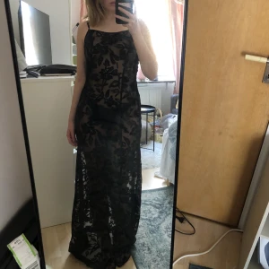 Spetsklänning från NA-KD - Super snygg och trendig spetsklänning från NA-KD, aldrig använd och prislappar fortfarande kvar 💕nypris är 699kr, säljer den dock för 450kr!❣️