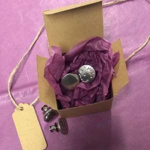 Justerbar byxknapp - Stilrena justerbara byxknappar med slät yta eller små detaljer av stjärnor (OBS knapparna säljs styckvis var för sig, inte i pack!) 💜  TRYCK INTE PÅ KÖP NU!!  Frakten är 17 kr  Kan även mötas upp i Lund/Malmö 