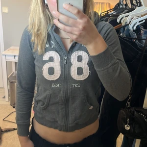 Huvtröja - Jätteskön zipup med mjukt material. Det är en barnstorlek med den går att använda som xs men den blir bara lite kort i armarna. Inga slitningar mer än på siffrorna. Jättefin tröja att ha till våren!