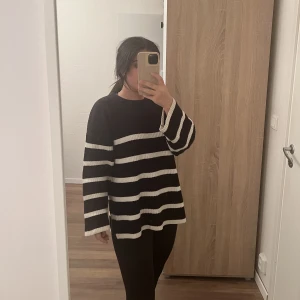 Randig stickad tröja  - Säljer en stickad tröja från Cubus. Perfekt i längden, otroligt skön och bekväm i storlek S!  Nypris: 399 kr | Mitt pris 250 + frakt.   Skriv till mig för intresse!!! 