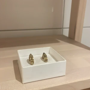 Edblad örhängen  - Säljer dessa jättefina edblad örhängen i guld, jättefint skick! Säljer för 250 kr + 15 kr frakt 