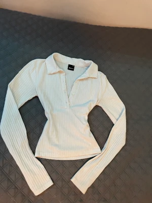 Långärmad tröja  - Tajt vit långärmad tröja från Gina. Nypriset ligger på 150.