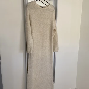 Stickad klänning - Så fin stickad klänning! Passa perfekt till sena sommarkvällar😍😍