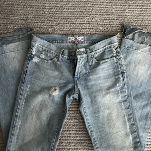 BOOTCUT LOWRISE - Sååååå snygga lågmidjade  fornarina jeans i perfekt blå färg. Snygga hål lite överallt som är väldigt 00s. Säljer för att dom tyvärr inte passar mig längre💗💗💗💗💗💗(obs fick höja priset eftersom jag fick väldigt många prisförslag när jag vaknat)