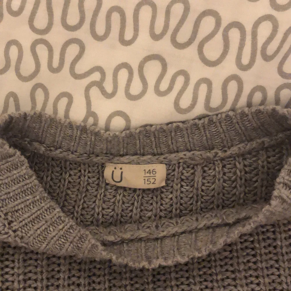 Jag säljer denhär stickade tröjan från kappahl för den kommer inte till användning. den är storlek 146-152 men jag är storlek 168- 170 och den funkar. Inga defekter. Pris kan diskuteras. Köp ej direkt utan skriv till mig istället🤍. Tröjor & Koftor.