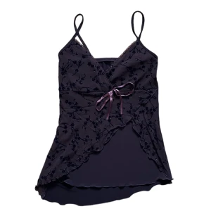 Y2k linne - Super fint linne med lager och detaljer😫😫Kolla mina andra annonser för mer liknande plag!! Köparen står för frakt. 💕