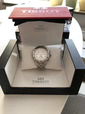 Tissot PRS200 - Hej  Säljer min snygga Tissot klocka herr modell PRS200 med Safirglas.  Nytt batteri  Urverk: Quartz  Vattentät 20bar/200m Rostfritt stål 41,00mm-42.00mm Nypris: 5490kr Jätte fint skick så kom med bud. 