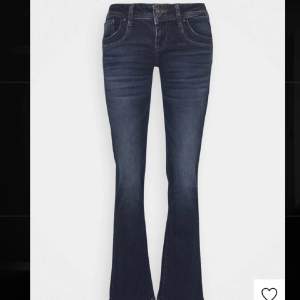 Säljer mina superfina lågmidjade jeans från ltb då de inte kommer till användning längre. Slutsålda på hemsidan. Första två bilderna är från hemsidan och sista är min. Bra skick!. Nypris ca 800kr💗