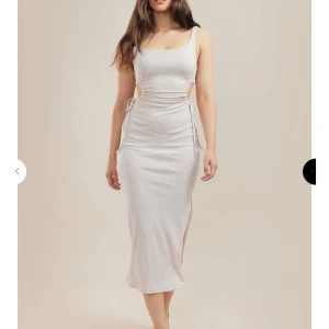 ⚡️ - Säljer denna klänning i beige. Väldigt fin klänning i bra kvalitet☺️