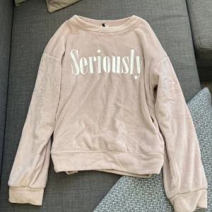 Sweatshirt  - Ljusrosa sweatshirt jätte gosig med Seriously på