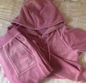 Juicy couture - Nästan nytt juicy sätt båda delarna i storlek Xs, säljer båda för 1400kr eller en för 800kr