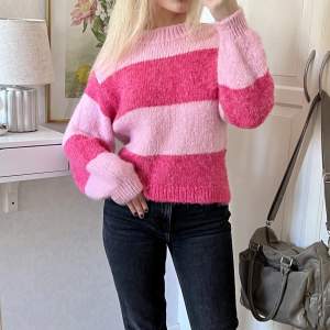 Rosa randig ”Willow knitted sweater” från Gina Tricot i strl XS💖 Gosigaste tröjan som inte alls är stickig! Kommer inte till användning, så den är i mycket bra skick🌷