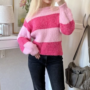 Rosa stickad tröja - Rosa randig ”Willow knitted sweater” från Gina Tricot i strl XS💖 Gosigaste tröjan som inte alls är stickig! Kommer inte till användning, så den är i mycket bra skick🌷