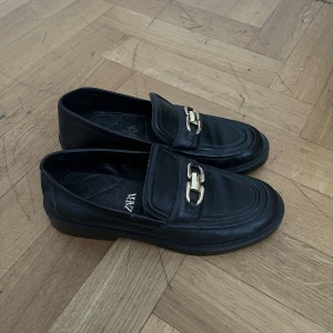 Zara loafers - Använda en gång så iprincip nytt skick. Storlek 38 och är normala i storleken. 