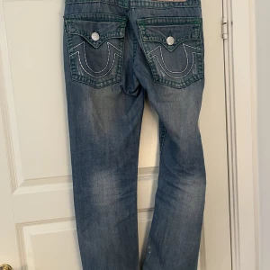 True religon jeans - 3500kr ny pris. Jätte fint skick. Inga hål eller andra defekter. Dem är straight och påminner om Levis 501:or i passform. Dem är skit snygga med sina gröna sömmar  