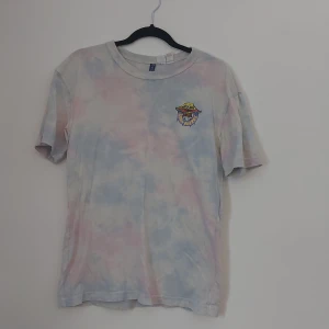 Tiedye svampbob - Tshirt, Tiedye med svampbob på framsidan och baksidan. Från hm