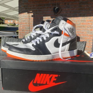 Jordan 1 High  - Hej! Säljer dessa. Finns en viss defekt vid hälen, där färgen som förra ägaren målade på har börjat lossna, vågar därav inte sätta ett 1-10 på skorna, utan du får bedöma själv. Kan självklart ordna fler bilder om så önskas. Orginallåda finns. Kom med bud!