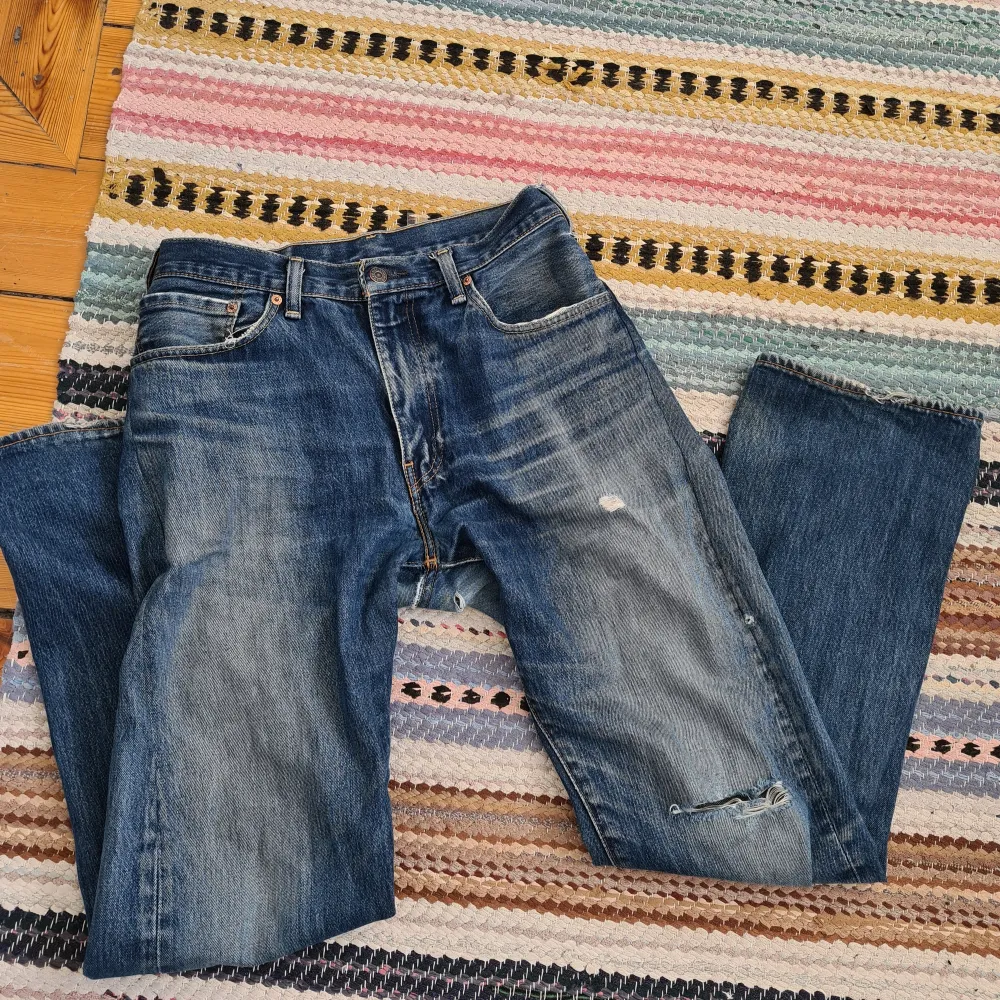 Kontakta innan köp nu!! Jeans med lösa ben. Sköna jeans men som är slitna, en del slitage syns på första bilden men skriv för fler pics! Midja(midrise): ca 74 cm,innerben: ca 81 cm. Midjan har blivit nogrant insydd av tidigare ägare. . Jeans & Byxor.