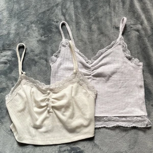 2st vita linen  - 2 vita linen i storlek xs/s, båda är använda men i bra skick kan även säljas separat för 30kr st