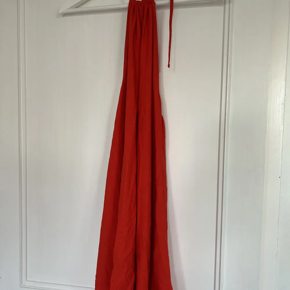 Säljer denna röda klänning med öppen rygg. Klänningen är bara använd ett fåtal gånger och i bra skick. Perfekt inför sommaren!. Klänningar.