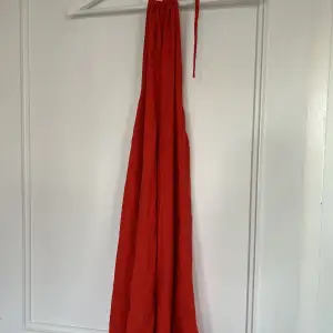 Säljer denna röda klänning med öppen rygg. Klänningen är bara använd ett fåtal gånger och i bra skick. Perfekt inför sommaren!