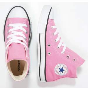 Chuck Taylor Converse i nyskick! Endast använda ett fåtal gånger, priset går att diskutera vid snabb affär 💓💓