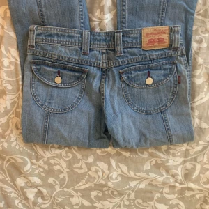 Snygga bootcut  - Assnygga lågmidjade bootcut jeans me balla fickor, säljer då de tyvär är för små!💘Laasoo W26 L33 Midjemåttet rakt över 39 Midjemåttet runt 65 Innerbenslängd 79 