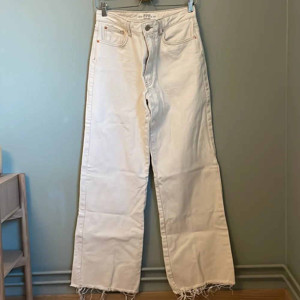 Vita/beiga jeans från Stravadius. Knappt aldrig använda☺️. Jeans & Byxor.