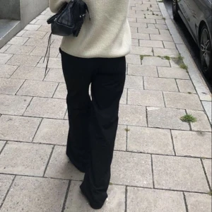 Kostymbyxor - Säljer midrise kostymbyxor köpta på zalando (märke YAS) storlek M. Nypris 500, säljer för 250! Som nya🤩