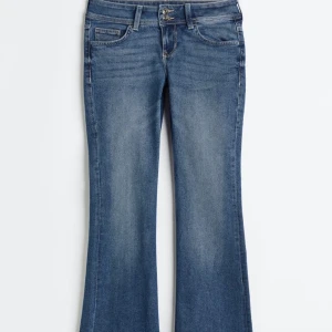 Hm jeans - Säljer dessa lågmidjade jeans från H&M, köpta för någon månad sedan och använda endast ett fåtal gånger alltså väldigt bra skick!!  Säljer för 190+ frakt